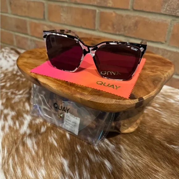 Quay Australia Black and White Women's Sunglasses - Picture 2 of 3